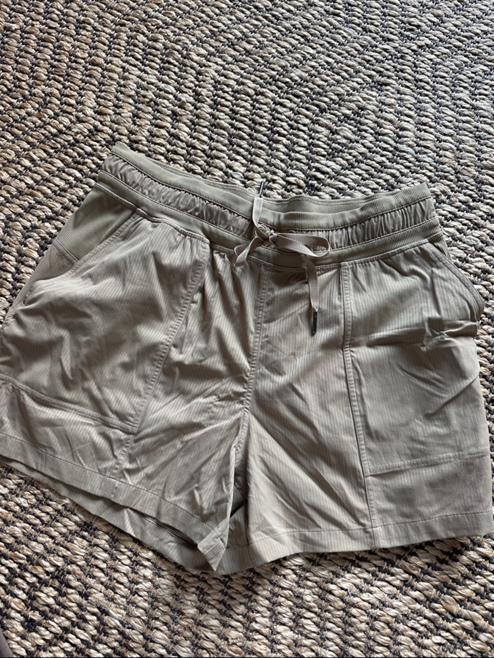 lululemon athletica khaki shorts sz 8
